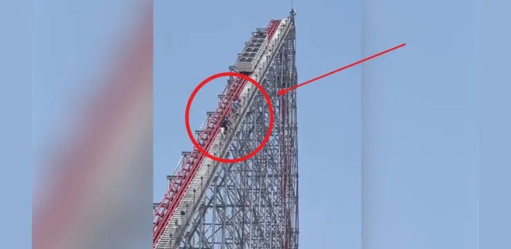 Magnum XL-200 roller coster was stuck in midair